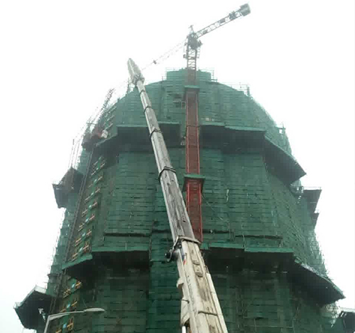 龙井吊车在工地上作业